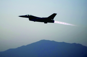 美國軍方19日證實，一架美軍F-16戰(zhàn)斗機上周在阿富汗東部遭到地面火力攻擊，受損嚴重，不得不拋掉兩個油箱以及多件武器彈藥才勉強返航。事發(fā)區(qū)域主要受塔利班控制。過去，塔利班武裝組織曾經(jīng)數(shù)次使用小型火力擊落美軍直升機，但從未擊中能在高空超音速飛行的F-16戰(zhàn)斗機。