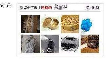 澎湃新聞?dòng)浾邚蔫F路上海站了解到，目前窗口售票采用的系統(tǒng)與12306網(wǎng)購不同，購票者通過身份證件的驗(yàn)證，即可購票。根據(jù)往年經(jīng)驗(yàn)，每年臘月二十三到二十九的火車票最為緊俏，對(duì)應(yīng)的網(wǎng)絡(luò)購票日期為12月4日至10日，春運(yùn)火車票搶票也進(jìn)入最白熱化的狀態(tài)。對(duì)此，鐵路部門提醒，如果沒能在第一時(shí)間買到票，旅客不妨在起售時(shí)間30分鐘后、開車前15天和開車前1天三個(gè)時(shí)間點(diǎn)“撿漏”，可能會(huì)有意外的收獲。