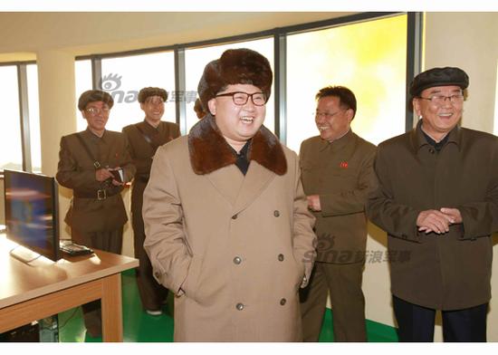 金正恩現(xiàn)場指導(dǎo)工作。