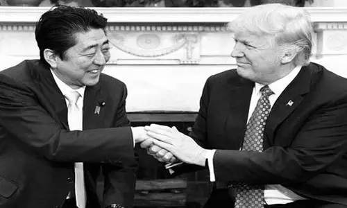 本來來訪者還應包括墨西哥總統(tǒng)培尼亞·涅托的。但特朗普簽署行政令稱要在美國和墨西哥之間建墻，還要向墨西哥出口到美國的商品加征20%關稅的行為惹怒了墨西哥人。