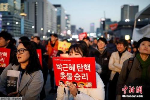 資料圖：當(dāng)?shù)貢r(shí)間3月10日上午，韓國憲法法院就總統(tǒng)彈劾案審判，樸槿惠被立即免去總統(tǒng)職務(wù)。當(dāng)晚，韓國民眾走上首爾街頭舉行燭光集會(huì)。