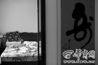 昨日，徐萬發(fā)躺在自家床上，鼻子插著氧氣管 記者張杰攝