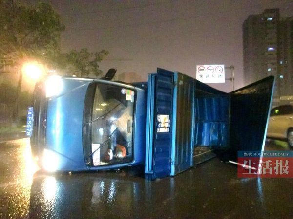 小貨車側(cè)翻現(xiàn)場。