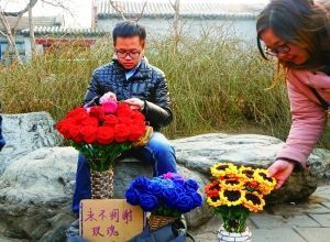 李博文周末在什剎海擺攤賣(mài)花。 晨報(bào)記者 王巍/攝