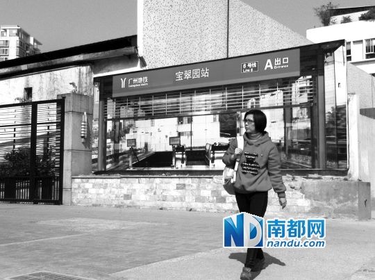不少行人將這幅畫誤認(rèn)為是真地鐵站。南都記者 單小亮 攝