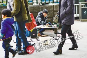 街頭，張啟輝將自己的作品擺放出售。