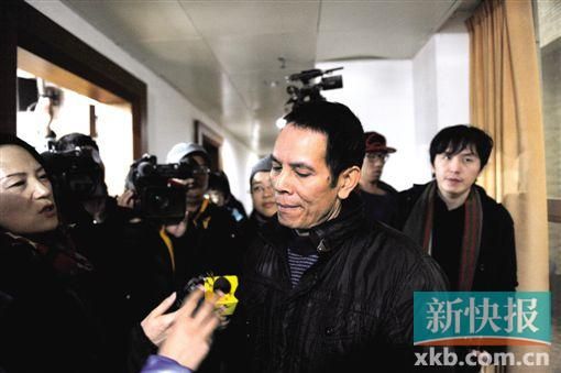 昨日,小華的父親胡國虎接受媒體記者采訪。新快報記者 孫毅/攝