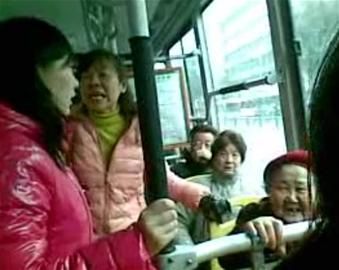 女孩沒給老太讓座被人批。
