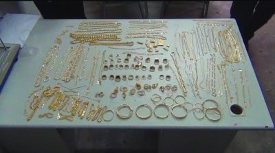 警方追回的被搶金首飾，有172件，2200多克。其余的都被嫌疑人變賣(mài)，用來(lái)購(gòu)買(mǎi)手機(jī)的汽車(chē)。