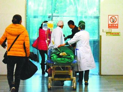 受傷女孩做完手術(shù)被送往重癥監(jiān)護(hù)室。記者楊濤 攝