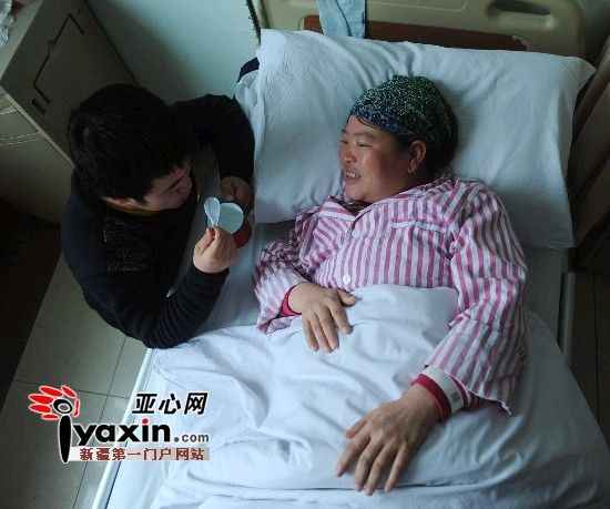 2月15日，馬友紅給病床上的母親喂水喝，對(duì)于家庭現(xiàn)在的處境，身患重癥的母親也時(shí)而感到愧對(duì)兒子。亞心網(wǎng)記者 張已 攝