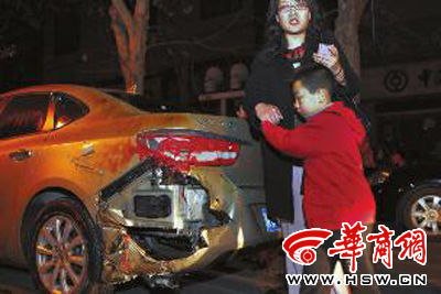 豐慶路226號的足浴店起火殃及樓下車輛，一個車主將車搶救出來后仍驚魂未定