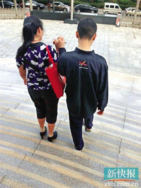 李星兒與媽媽蔣女士牽手走出法院。 新快報(bào)記者 張國鋒/攝