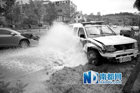 昨日，龍華金龍路，男子開走警車，后撞上消防栓停下，警車車頭受損。