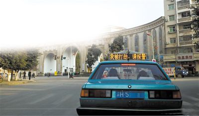 前天傍晚，石柱縣城內(nèi)，譚師傅開(kāi)著“我被打劫，請(qǐng)報(bào)警”的出租車(chē)載客，市民看到后紛紛報(bào)警。網(wǎng)絡(luò)截圖