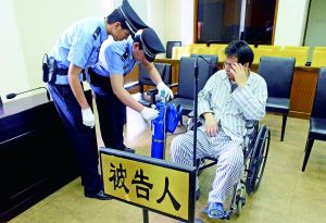被告人李萬(wàn)勇因病吸氧受審。首席攝影記者 吳寧/攝