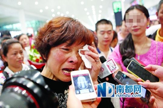 昨日，被拐25年的翁女士(粉紅色衣服者)與生母在深圳機(jī)場(chǎng)見(jiàn)面。