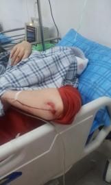 砸窗當(dāng)事人胡女士在醫(yī)院接受治療。