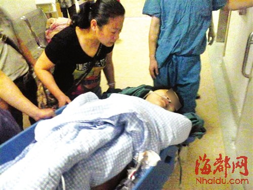 鄭老師被刺傷后，被急送至市二醫(yī)院治療
