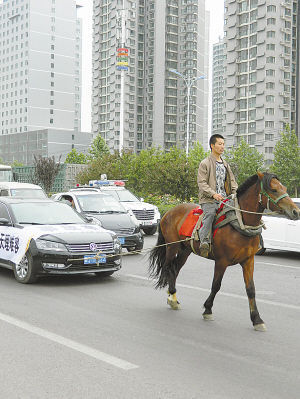 　馬拉汽車引人關注。