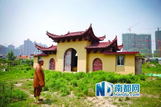 十里古寺2008年被拆,現(xiàn)在只剩下一個(gè)廟門。南都記者 陳志剛 攝