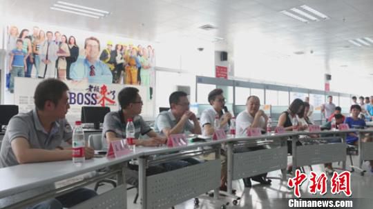 　招聘會現(xiàn)場，用人單位老板一字排開，與求職者面對面交流　李超慶　攝