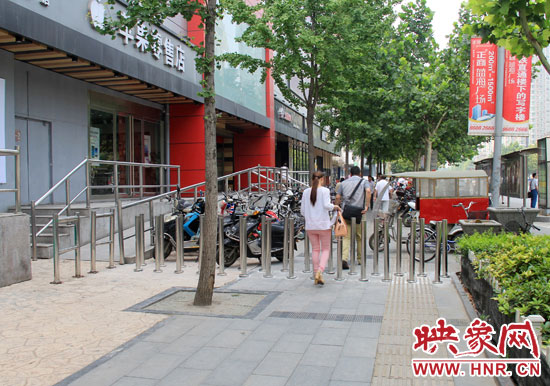 圖中道路左側(cè)的無障礙通道被鋼管隔離,右側(cè)的盲道也被侵占。