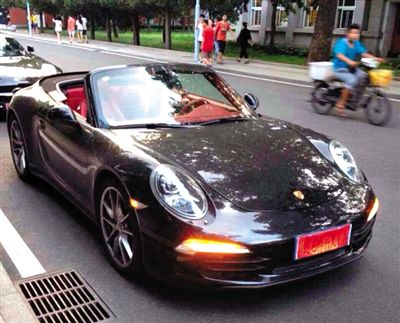 近日，一組“北體大畢業(yè)典禮豪車云集堪比車展”組圖在網絡爆紅。網絡截圖