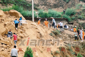 昨日，公安、消防人員在事故現(xiàn)場(chǎng)搜救