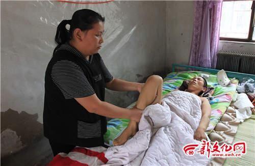 弟媳照顧癱瘓在床的郝忠蘭 記者 王強(qiáng) 攝