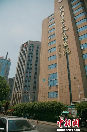事發(fā)的醫(yī)院門口。 李晨韻 攝