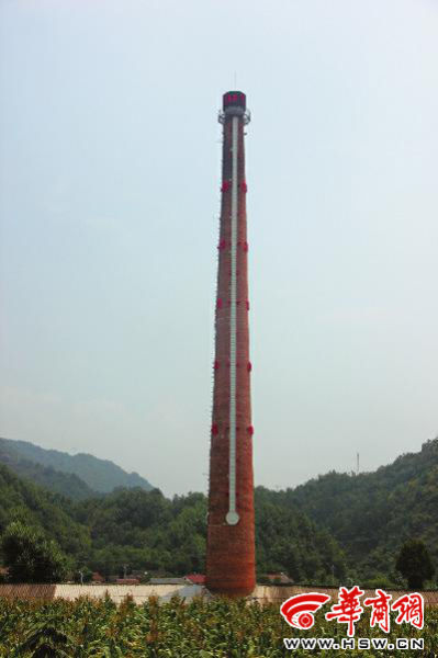 昨日中午，68米高的“溫度計”最上端，顯示著實時溫度