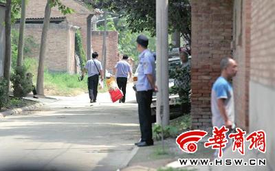 昨日，西安市閻良區(qū)譚家村，警方在事發(fā)的孫某家里勘查現(xiàn)場后，將提取的物證帶走 記者 黃利健 攝