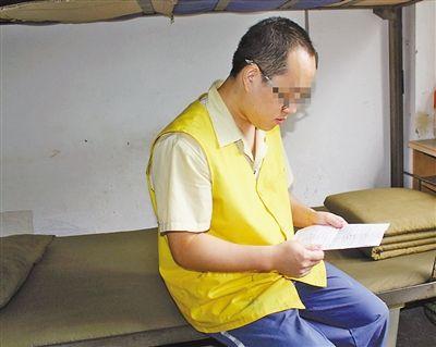 昨天，張文兵在看家書。 記者 鐘耕軍 攝