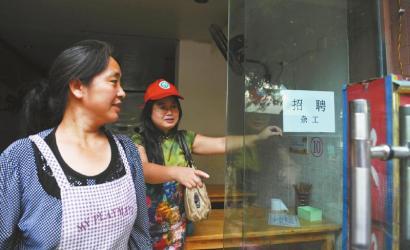 8月14日，市民志愿者體驗城管執(zhí)法招呼商家不要亂張貼。