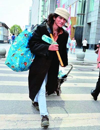 在武廣附近拍攝到的拾荒男。