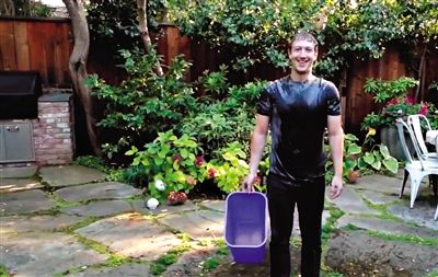 8月13日，F(xiàn)acebook CEO扎克伯格應(yīng)新澤西州州長挑戰(zhàn)將一桶冰水從自己頭上淋下，他表示所做的一切都是為了慈善，并挑戰(zhàn)比爾·蓋茨。