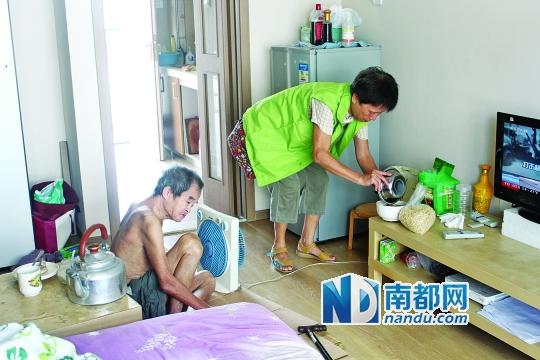 居民徐阿姨去看望何譚送老人，并送去熱湯