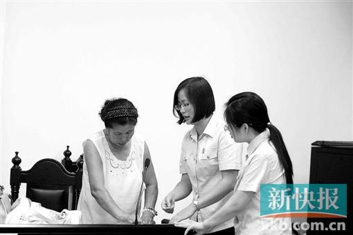 白春榮簽領(lǐng)國(guó)家賠償款。通訊員供圖