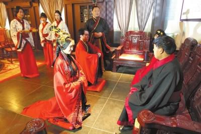 鄭州80后小夫妻舉行漢服婚禮 以素食喜宴待客 鄭州80后小夫妻舉行漢服婚禮 以素食喜宴待客