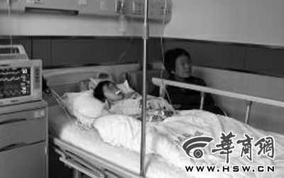 昨日下午，在延長(zhǎng)縣醫(yī)院，外婆守在5歲的黑鈺雅病床前
