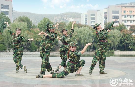 山東一藝術(shù)院校軍訓(xùn)少女秀腿功