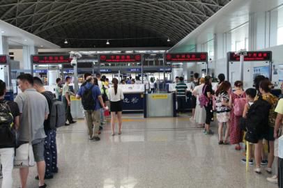 成都市民排隊準備出境。