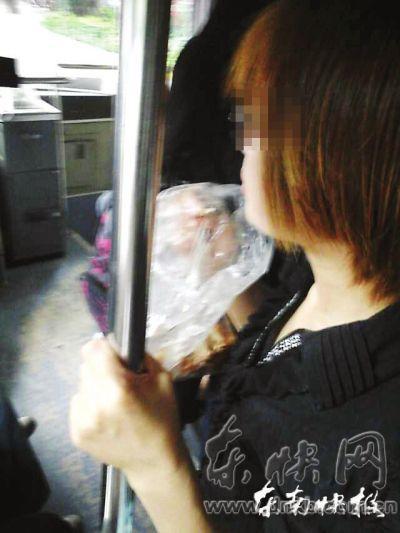 擁擠的公交車內(nèi)，這位姑娘正在嚼螃蟹網(wǎng)友供圖