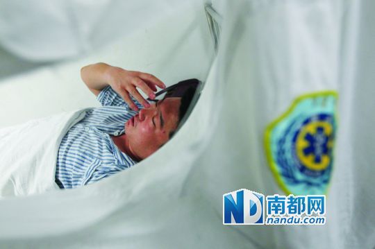 19日，北大深圳醫(yī)院，透過(guò)被撕破的工作服，急診科醫(yī)護(hù)人員申洪濤身體多處被醉酒男子抓傷。