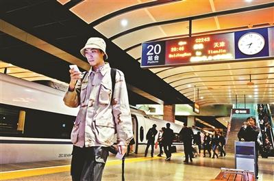 家住天津，在北京工作，呂先生每天乘坐京津城際列車上下班