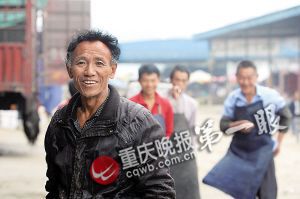 唐再海因?yàn)槠つw黝黑，工友們都打趣地稱呼他為“非洲人”。