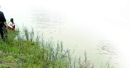 涉事男子和前女友,呆滯地望著滾滾江水。 田女士供圖