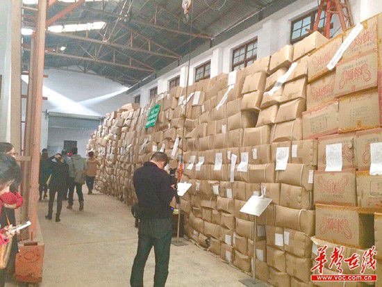 11月5日，執(zhí)法人員清理出來的假安全套把上千平方米的倉庫堆得滿滿的。