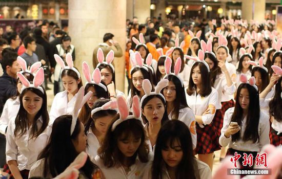 11月11日晚，一百位統(tǒng)一打扮的“兔女郎”現(xiàn)身南京新街口，逛街看電影玩快閃，走到哪里都被圍觀。